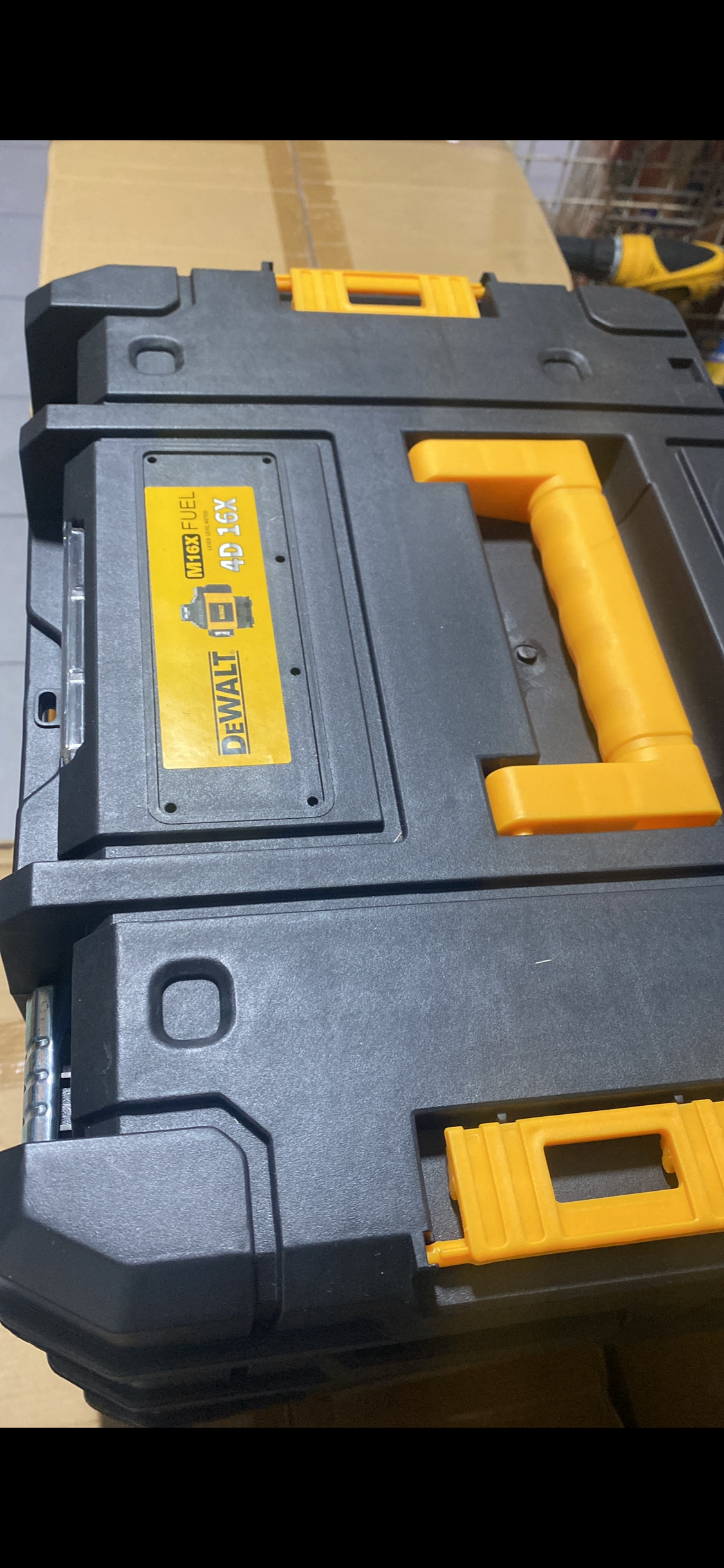 تراز لیزری نورسبز دیوالت